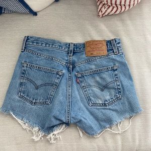 vintage levis jean shorts! size 28